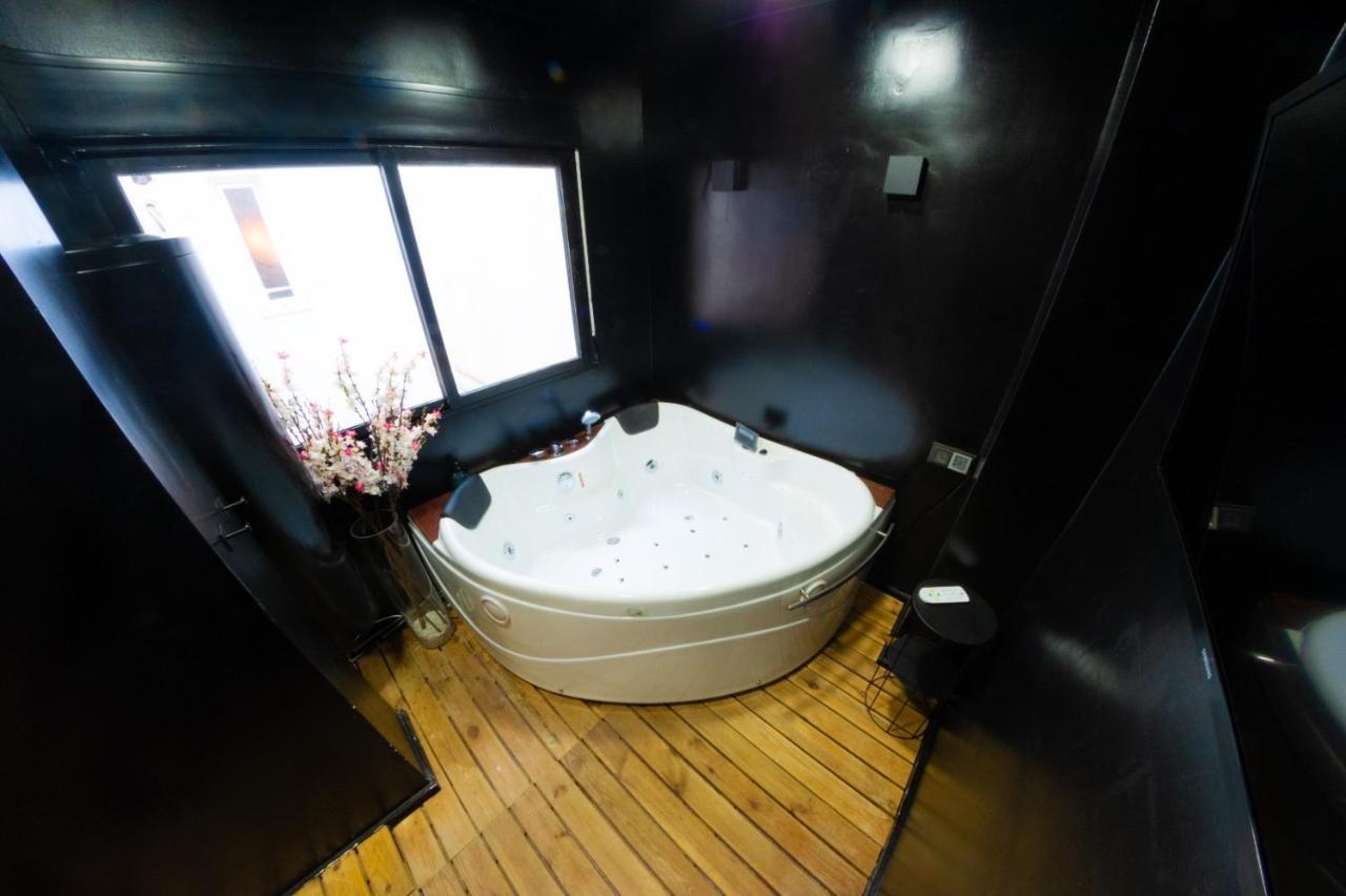 Modern Haven For Urban Explorers By Rems مالقة المظهر الخارجي الصورة